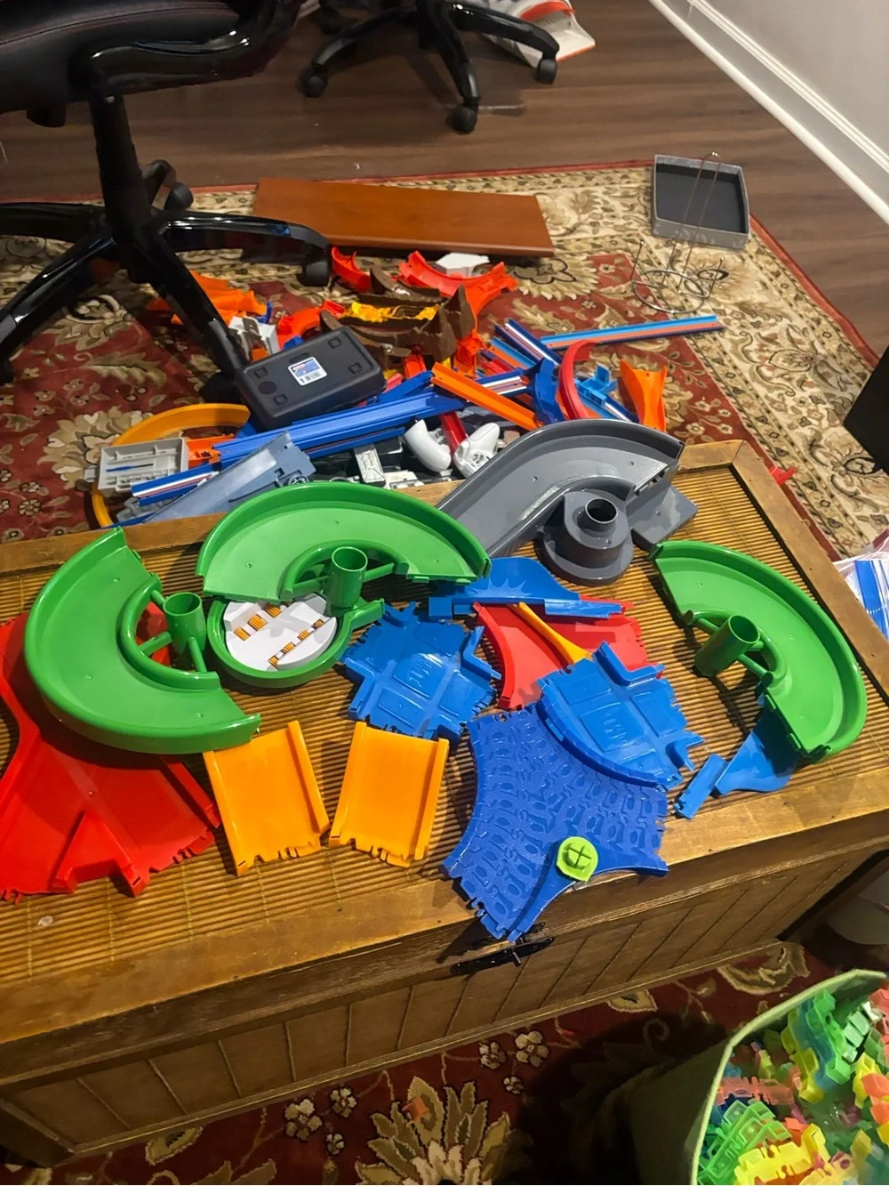 Green Spiral Race Playset with Multicolored Flexible Tracks and Cars